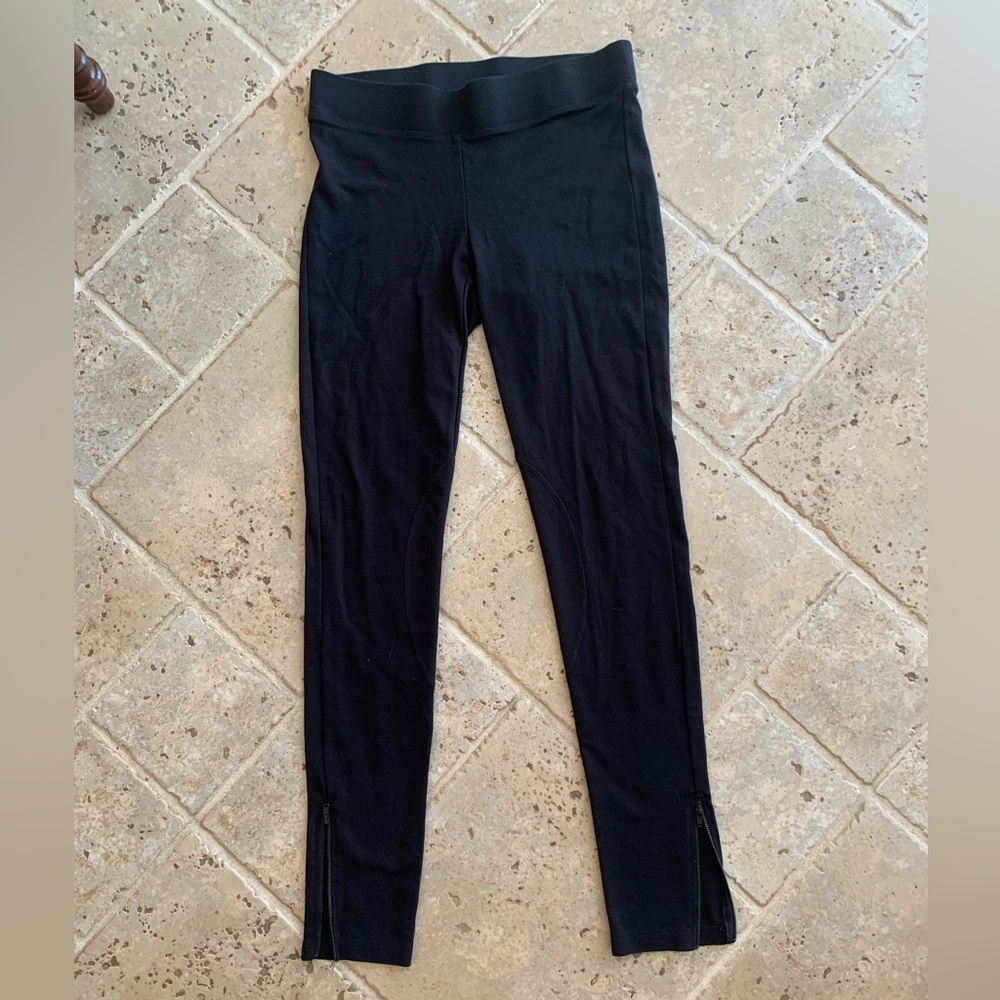 Black elastic waste pants with zippers on ankle